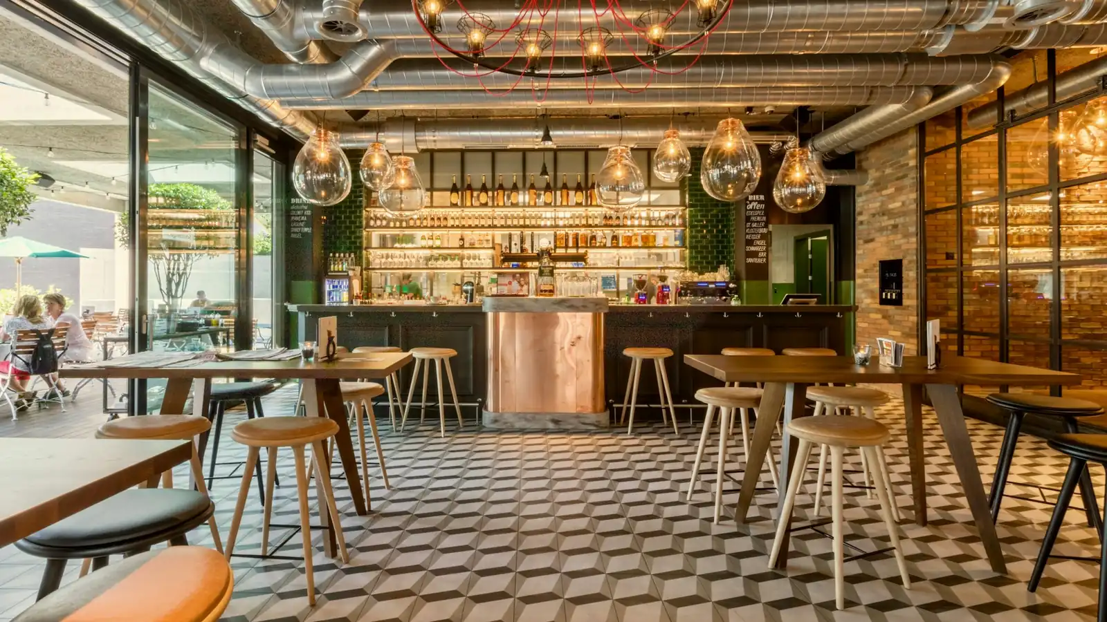 Interior luminoso de La Cantina con mesas y barra